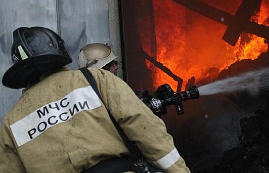 Под Первоуральском более 20 пожарных тушили крупный пожар в частном доме
