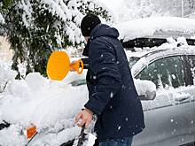 Названы способы безопасной очистки автомобиля в снегопад