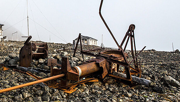 Военные экологи собрали 55 тонн металлолома на острове в Охотском море