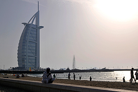 Дубай начал борьбу с целующимися на улицах туристами