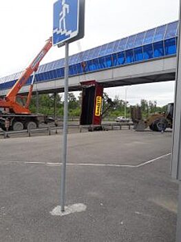 В Уфе «КамАЗ» кузовом «забодал» новый пешеходный переход