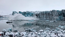 В Исландии рухнувший ледник чуть не утопил туристов: видео