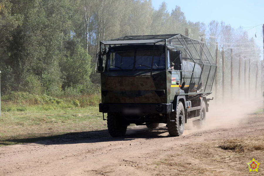 Минобороны Белоруссии показало автомобили с антидроновыми мангалами