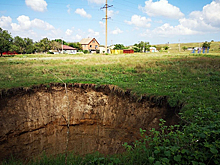 В Крыму образовалась гигантская земляная воронка