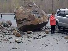 В Приморском крае кусок скалы обвалился на автомобиль