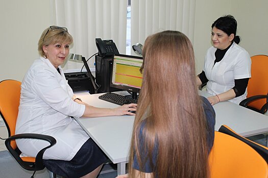 В поликлинике на Цандера установили витражное остекление