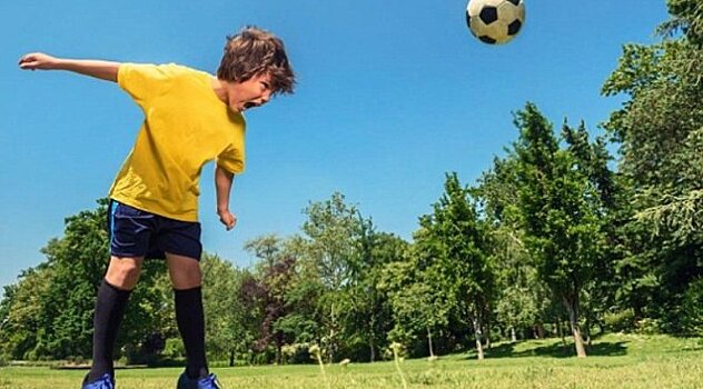 Ученые разрешили детям принимать головой мяч 5 раз за игру