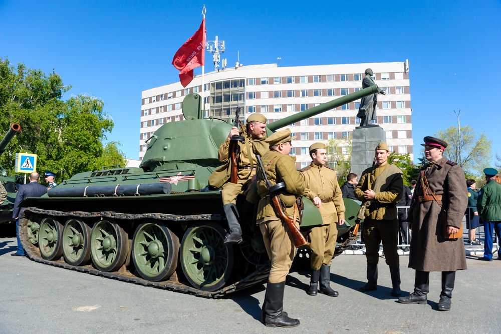 На параде Победы в Оренбурге прошли «Катюша» и танк Т-34