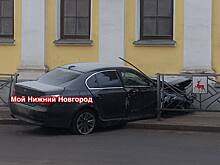BMW врезался в здание Театрального училища на улице Варварской