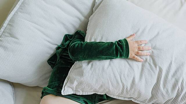 Священник рассказал, к чему снится покойник, который зовет к себе