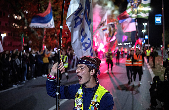 Годовщина трагедии в Нови-Саде привела к массовым протестам в Сербии