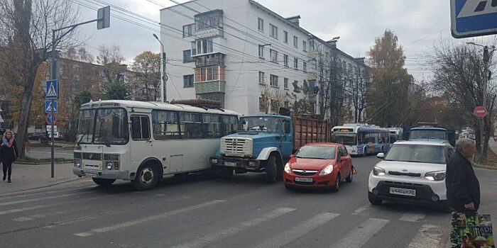 Три троллейбусных маршрута встали после ДТП в центре Калуги
