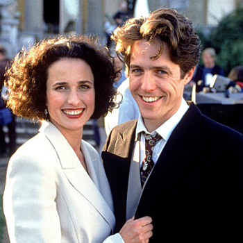 Хью Грант и Энди Макдауэлл снова вместе в трейлере «Дня красных носов и свадьбы» (Видео)