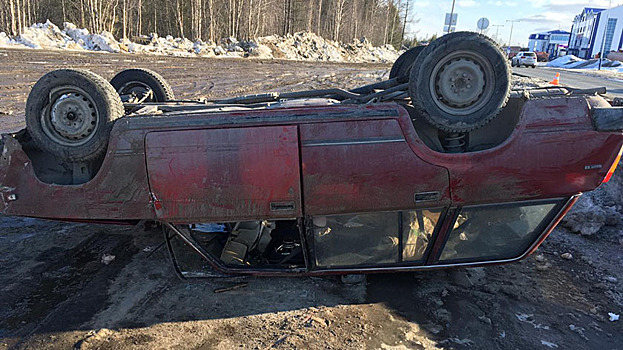 Один человек пострадал при столкновении легковушки и КамАЗа на трассе в Пуровском районе