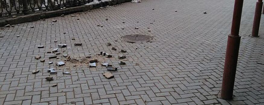 В Кирове с дома на улице Лепсе падают на тротуар камни