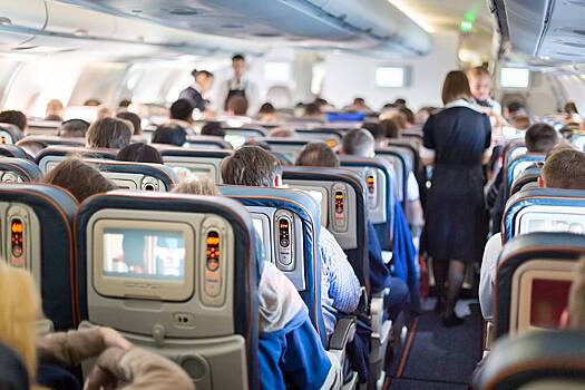 Взрыв сигареты в самолете вызвал массовую панику на борту и попал на видео