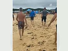 «Увезли на скорой»: ЧП на популярном пляже Приморья сняли на видео