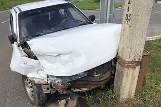 У станции Приволжье водитель легковушки врезался в столб