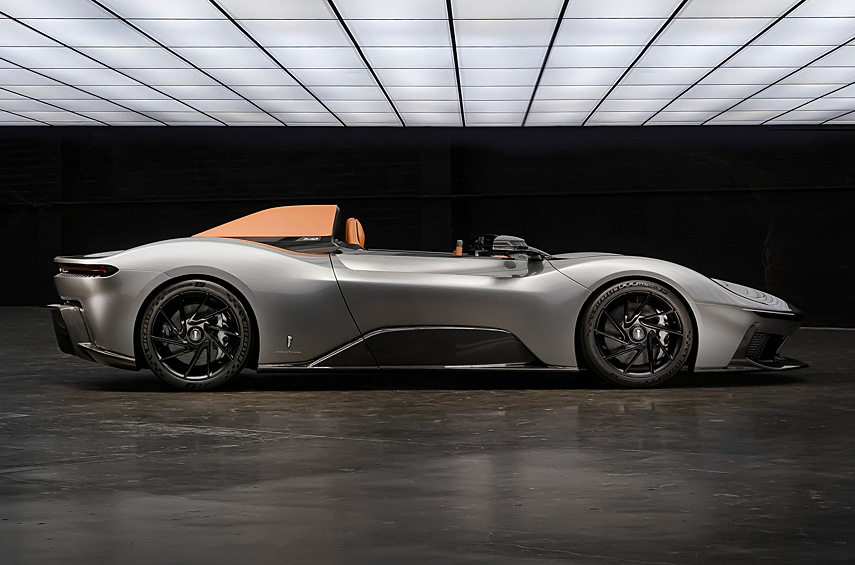 У стандартной модификации позаимствованы пара ветровых щитков с электронным управлением и четырёхмоторная силовая установка, которая выдаёт 1900 лошадиных сил и 2300 Нм. Разгон до «сотни» занимает менее двух секунд.