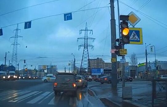 Проезд на желтый сигнал светофора: механизм поступка