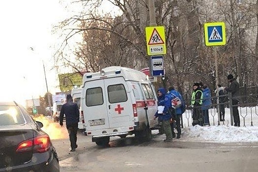 В Екатеринбурге столкнулись неотложка и такси