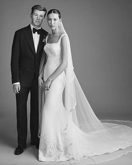 Ив Джобс и Гарри Чарльз.   Дочь Стива Джобса вышла замуж за британского спортсмена-олимпийца в конце июля. Свадьбу отмечали за городом — в районе Котсуолд в графстве Глостершир, который в последнее время стал пристанищем для богатых и знаменитых. Гостями торжества, растянувшегося на несколько дней, стали Кортни Кардашьян, Камала Харрис, Идрис Эльба и София Абрамович (дочь Романа Абрамовича). Среди подружек невесты — дочь Брюса Спрингстина Джессика и дочь Билла Гейтса Фиби.