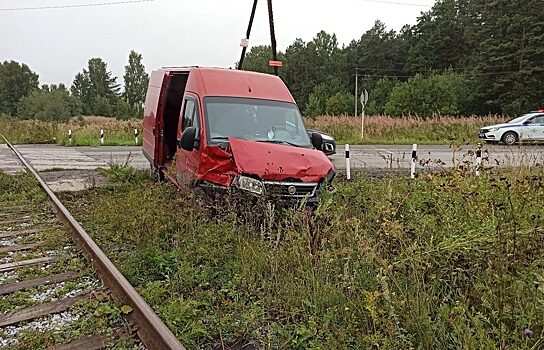 Под Екатеринбургом тепловоз на переезде снёс фургон