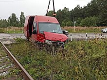 Под Екатеринбургом тепловоз на переезде снёс фургон