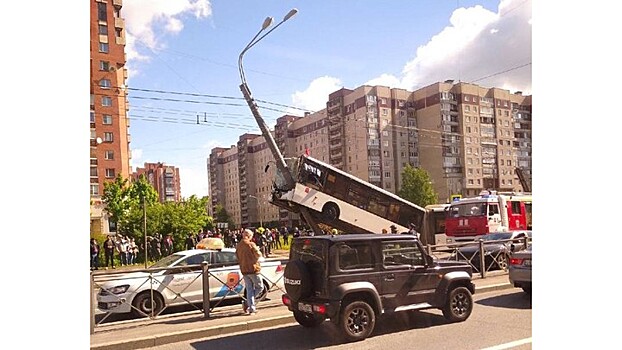 Пять человек пострадали после наезда автобуса на столб в Санкт-Петербурге