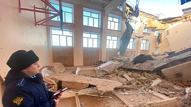 Крыша спортзала рухнула в гимназии в Оренбургской области
