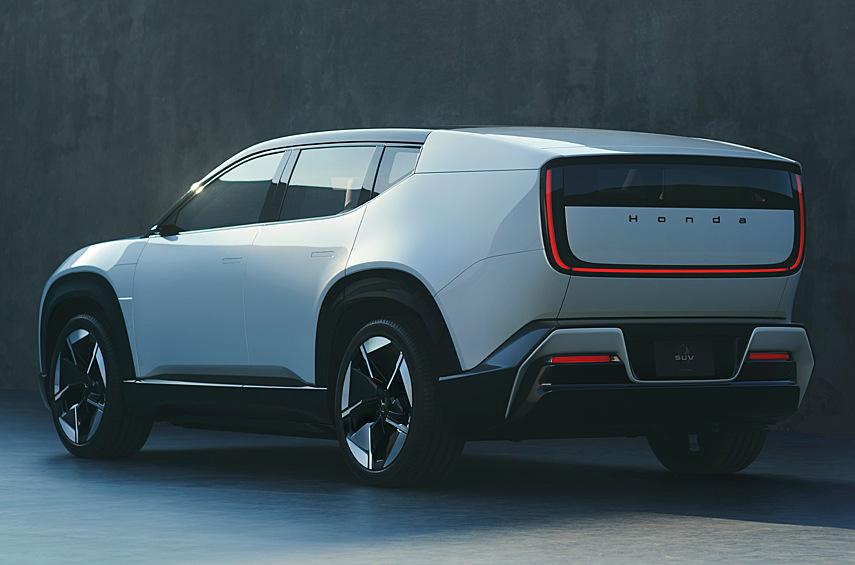 Аккумуляторы будет поставлять СП Honda-LG Energy Solution. Новинки получат автопилот третьего уровня. Концепт-кары выглядят похожими, при этом у футуристичного Saloon нет даже ручек дверей. Внутри у каждой машины гигантский цифровой кластер с пятью дисплеями и руль-штурвал.