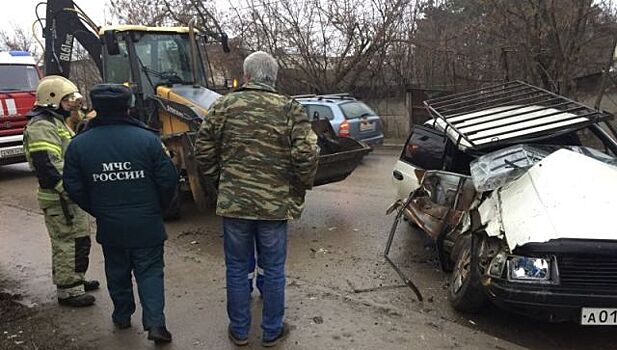 Экскаватор протаранил "Москвич" в Крыму