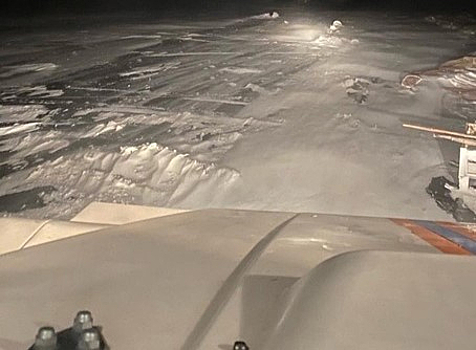 Автомобиль с тремя людьми провалился под лед на Байкале