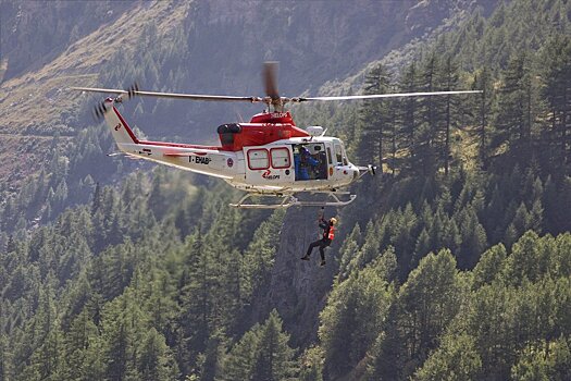 Туристы, застрявшие в горах Сочи, наняли для эвакуации частный вертолет