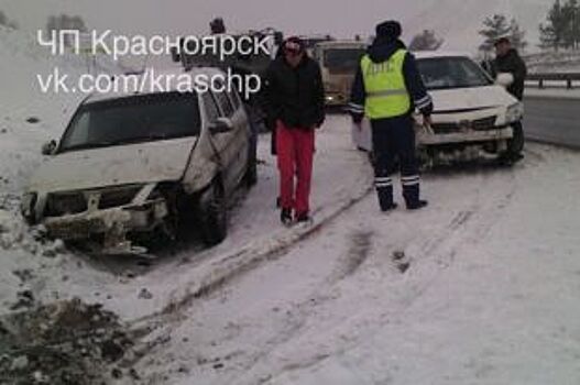 Под дороге Красноярском столкнулись пять автомобилей
