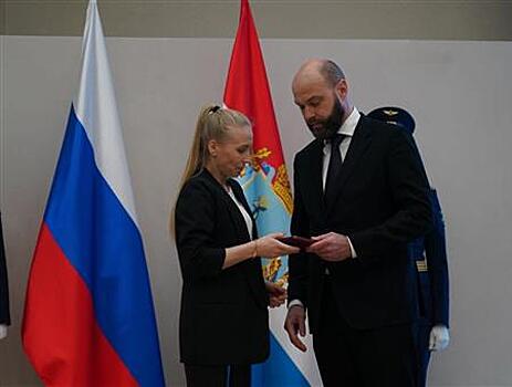 Родным и близким участников спецоперации передали ордена Мужества и медаль "За Отвагу"