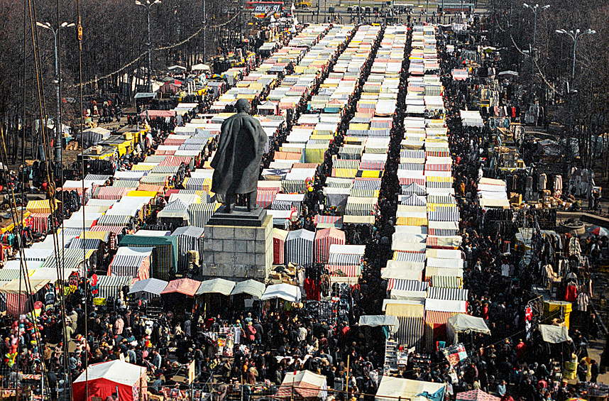 Рынки превратились в сердце любого города. Импорт позволил закрыть потребности населения, но рост цен буквально делал людей нищими. Вещевой рынок в "Лужниках", 1997 год