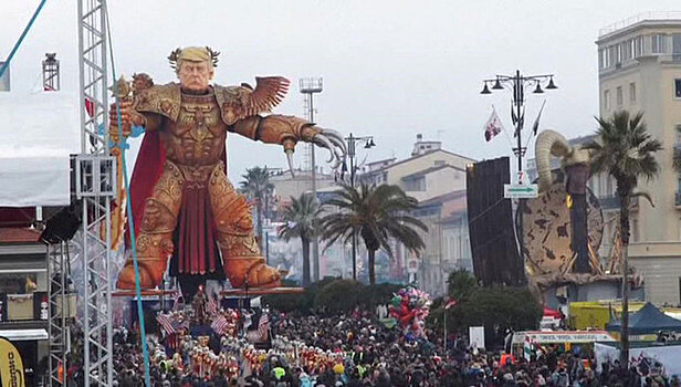 На ежегодном карнавале в Италии высмеяли имперские замашки Трампа