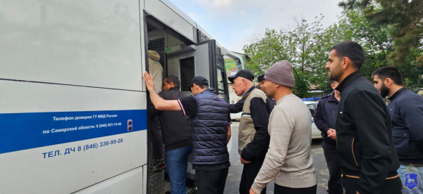 Снимали с заборов: в Самаре проверили иностранцев на овощной базе