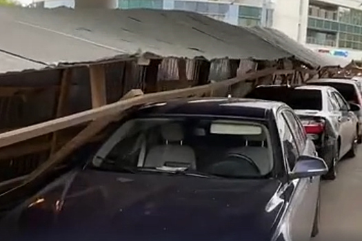 Упавшая на колонну автомобилей в Москве строительная конструкция попала на видео