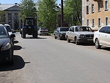 Припаркованные на улице Правды автомобили  парализуют транспортное движение