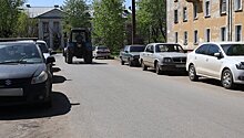 Припаркованные на улице Правды автомобили  парализуют транспортное движение