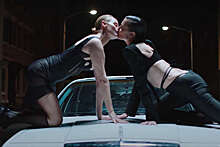 Супермодели 90-х Валетта и Харлоу поцеловались на капоте машины в фильме Mugler