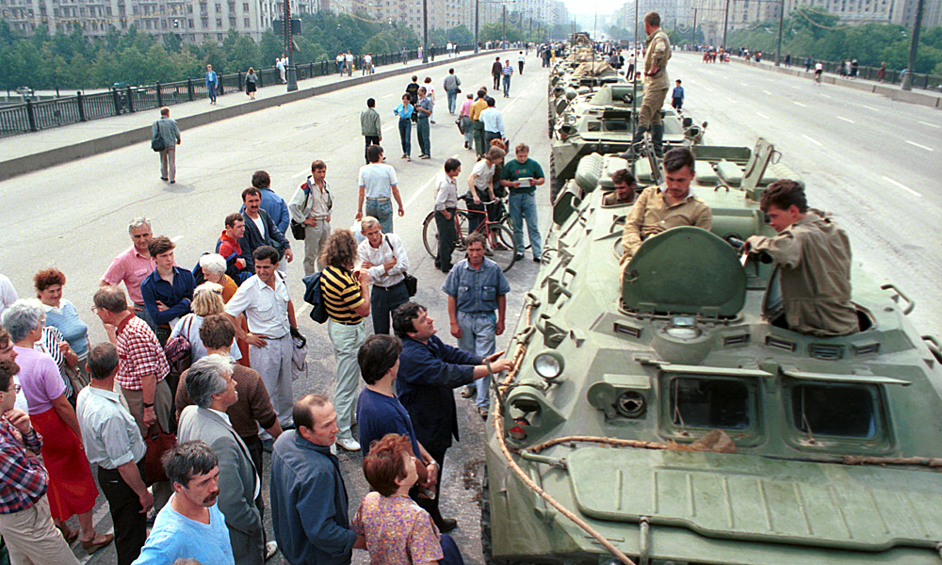 19 августа в 06:00 (по Москве) по радио сообщили, что Горбачев не может исполнять обязанности главы государства по состоянию здоровья, поэтому его полномочия переходят к вице-президенту СССР Геннадию Янаеву. Президент в это время находился в Крыму. Также было объявлено о введении режима ЧП в «отдельных местностях». Резиденцию Горбачева в крымском Форосе заблокировали. 