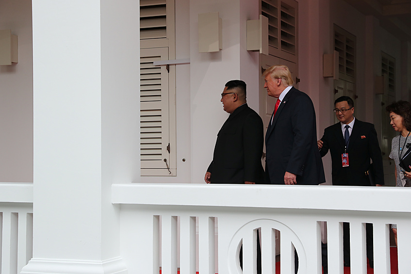 Президент США Дональд Трамп и лидер КНДР Ким Чен Ын подписали документ по итогам саммита в Сингапуре. 