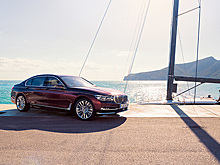 Модель в бикини и фуражке представила эксклюзивный «морской» BMW
