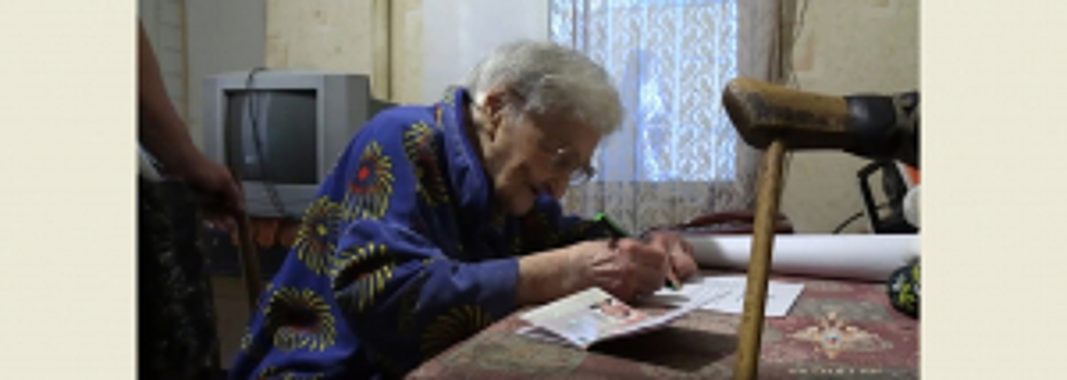 В ЛНР сотрудники полиции вручили паспорт гражданина Российской Федерации 98-летнему ветерану ВОВ