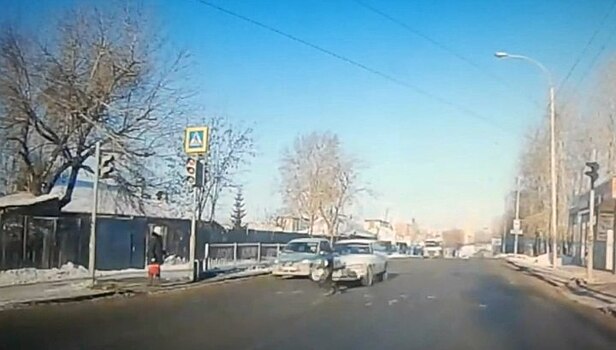 Ослепленный солнцем екатеринбуржец сбил первоклассника на переходе