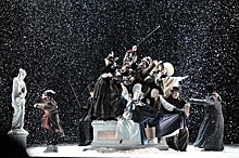 Спектакль Театра Вахтангова "Маскарад" дополнил карнавальные шествия в Италии