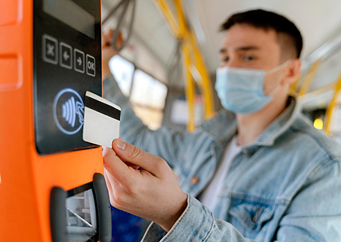 Новосибирский общественный транспорт хотят перевести на безналичную оплату